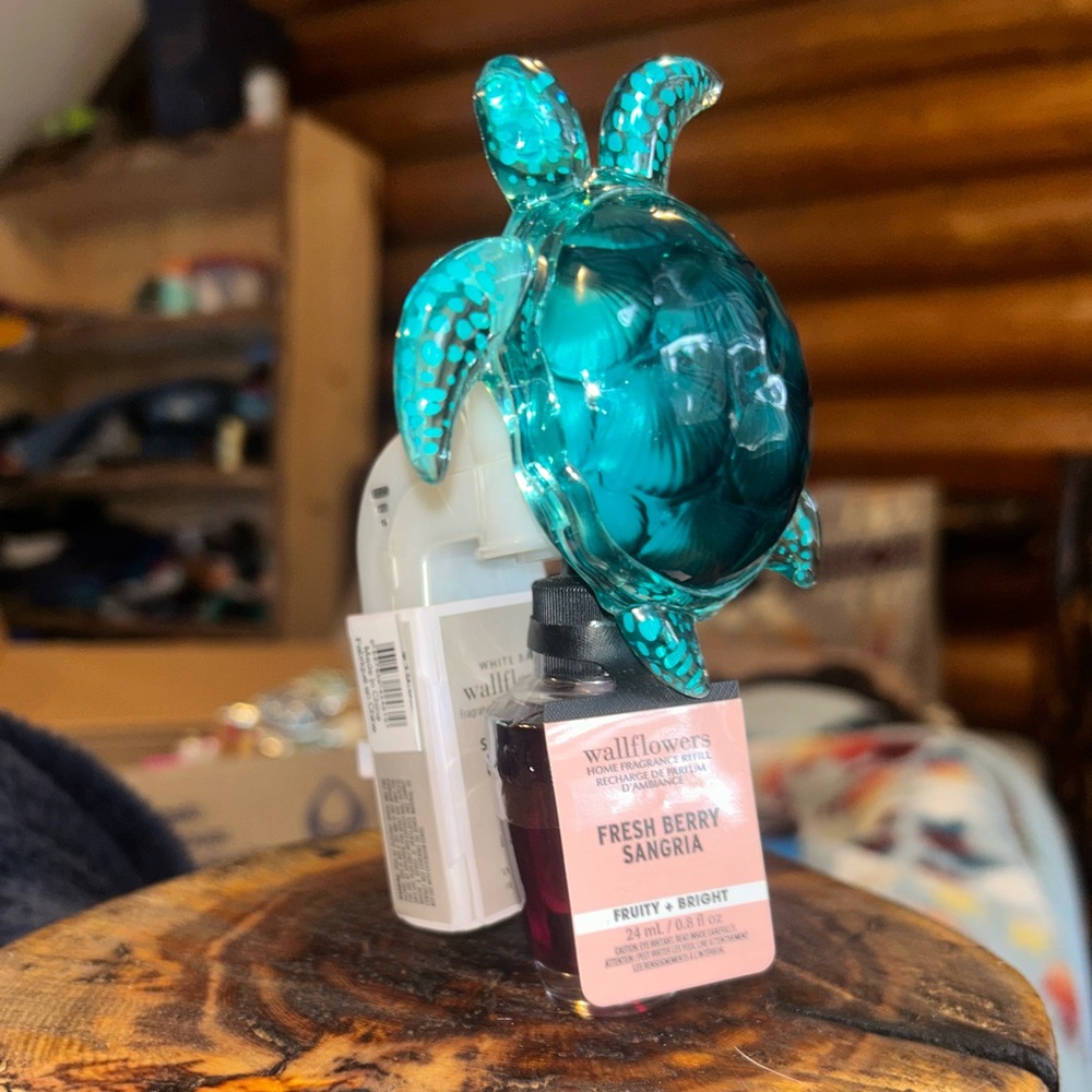 Bath and Body Works SeaShell Turtle Wallflower with Fresh Berry Sangria bulb